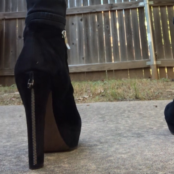 BCBGMAXAZIRA Black Ankle Booties - Picture 4 of 4